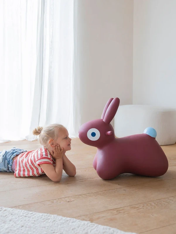QUUT-Skoczek-Hoppi-Bunny-Burgundy-polkabubu-7.webp