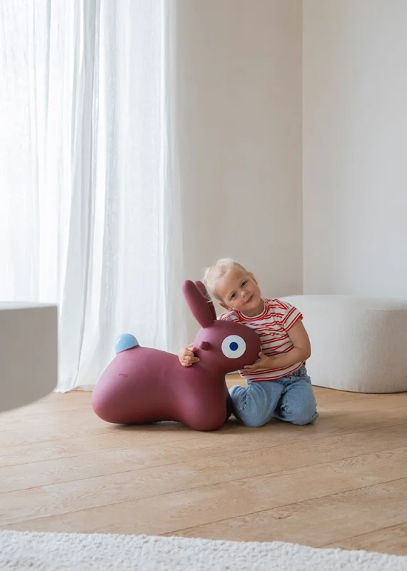 QUUT-Skoczek-Hoppi-Bunny-Burgundy-polkabubu-8.webp