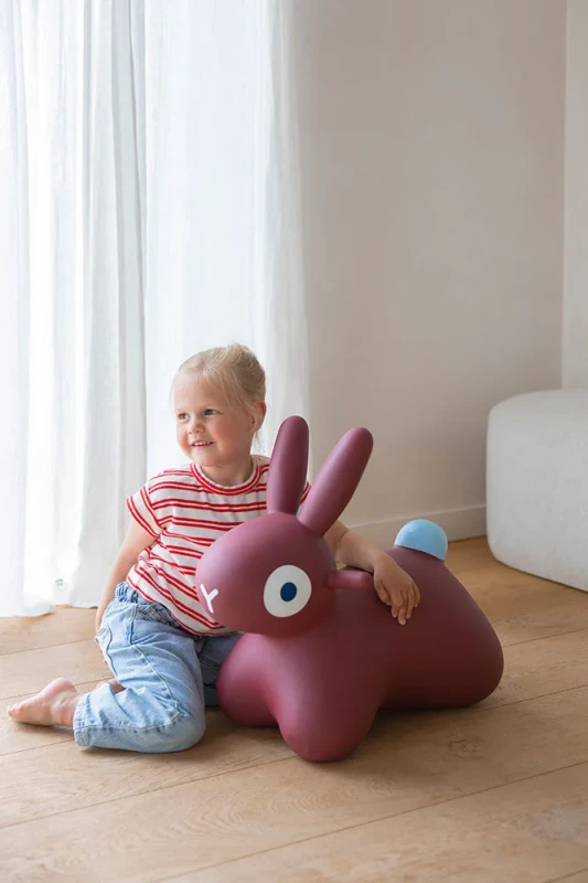 QUUT-Skoczek-Hoppi-Bunny-Burgundy-polkabubu-9.webp