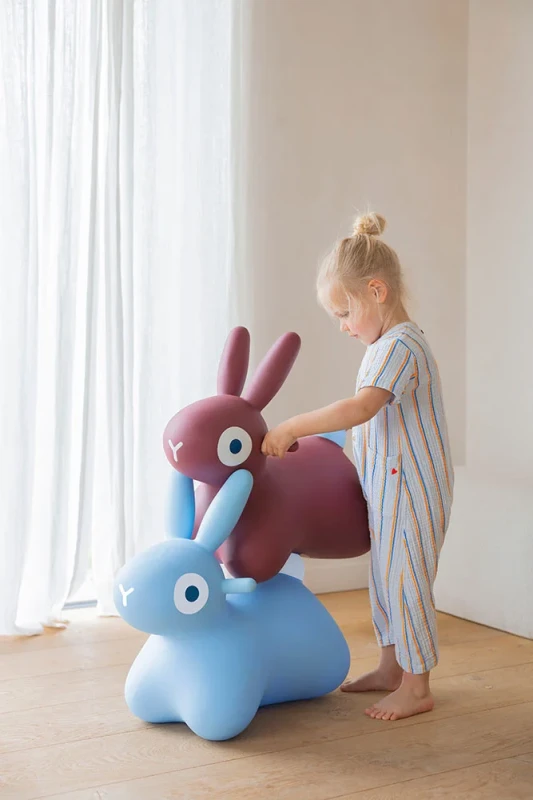 QUUT-Skoczek-Hoppi-Bunny-Burgundy-polkabubu-10.webp