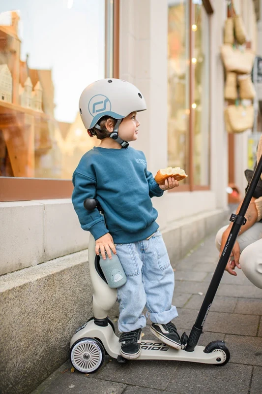 Ultralekki kask Scoot & Ride Ash z lampką LED – widok z tyłu