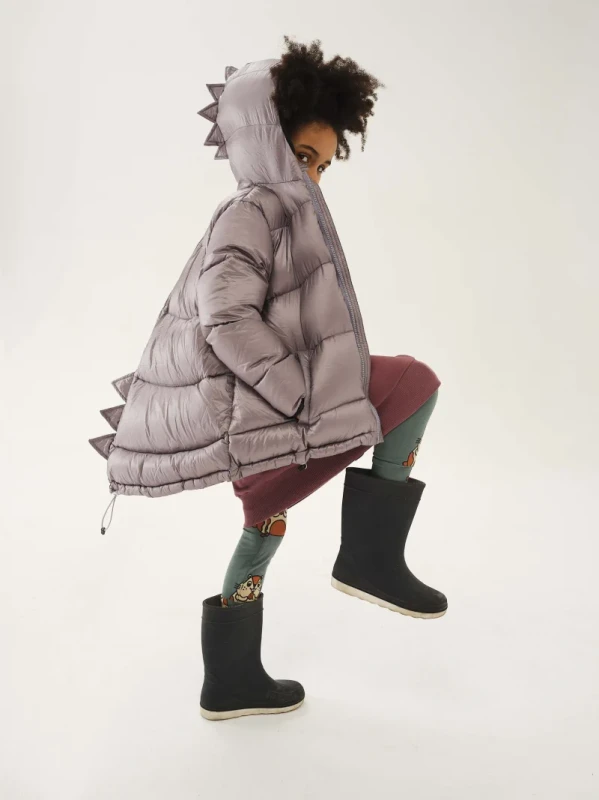 Detal kaptura z kolcami dinozaura – DINO Down Jacket