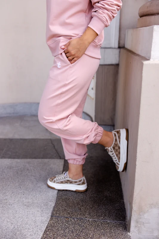 Detal gumy przy nogawkach spodni LOOSE Różowe Pink TUSS