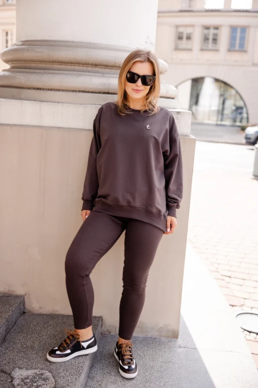 Czekoladowe legginsy damskie RIB TUSS – dopasowany prążkowany materiał