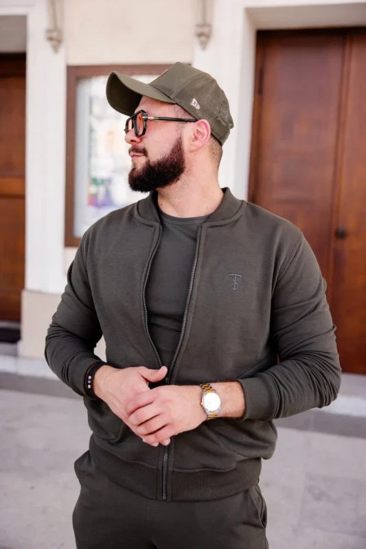 Oliwkowy t-shirt męski z haftem logo TS