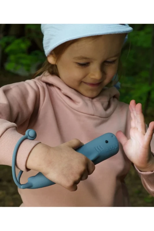 Latarka Rekin SHARKY 3+ Rabbit & Friends – silikonowa latarka dziecięca USB-C
