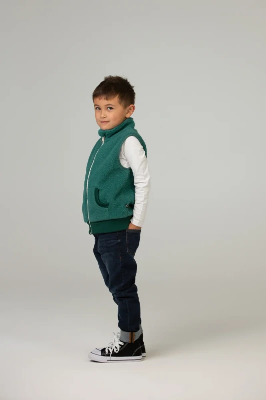 DD_AW25_Fleece Bodywarmer_dark green_Studio (6).webp