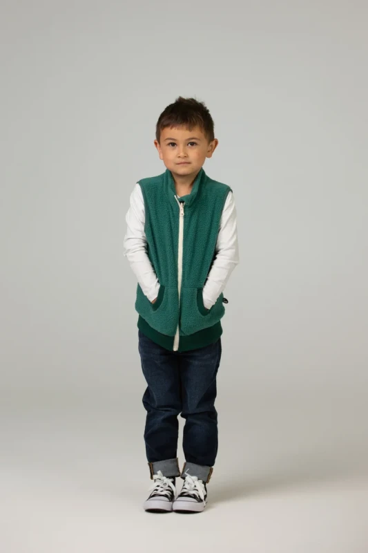 DD_AW25_Fleece Bodywarmer_dark green_Studio (10).webp