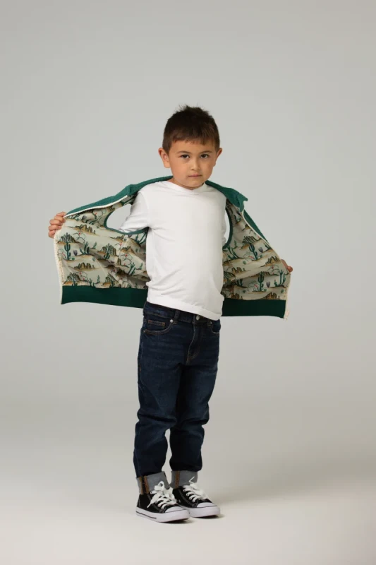 DD_AW25_Fleece Bodywarmer_dark green_Studio (18).webp