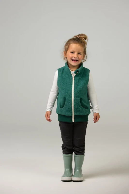 DD_AW25_Fleece Bodywarmer_dark green_Studio (26).webp