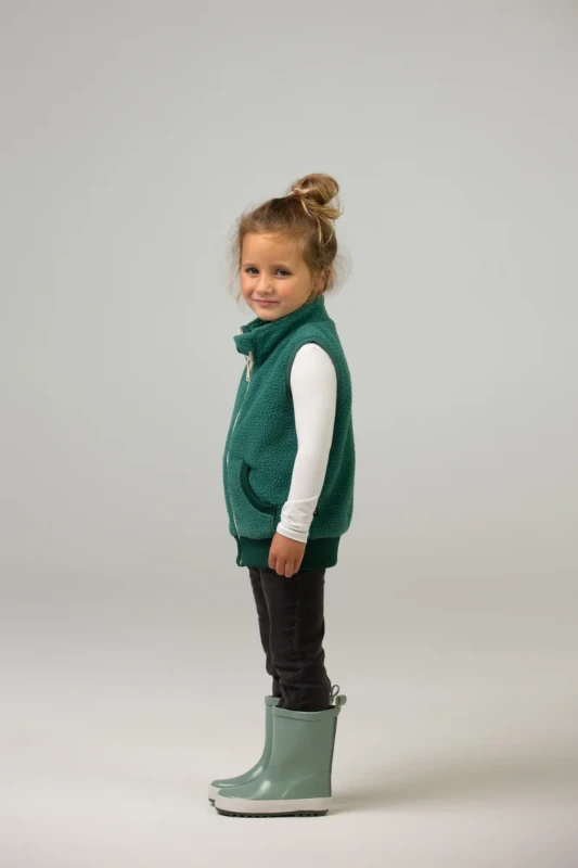 DD_AW25_Fleece Bodywarmer_dark green_Studio (29).webp