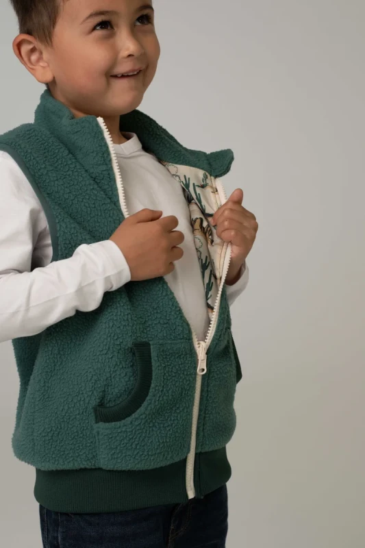 DD_AW25_Fleece Bodywarmer_dark green_Studio (35).webp