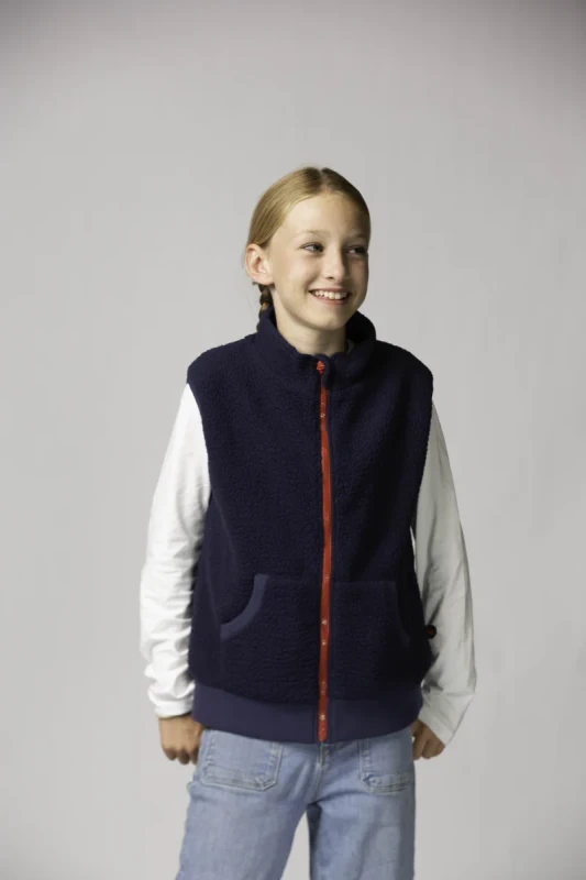 DD_AW25_Fleece Bodywarmer_dark blue_Studio (4).webp