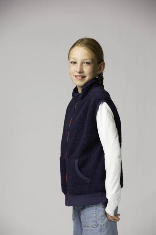 DD_AW25_Fleece Bodywarmer_dark blue_Studio (5).webp