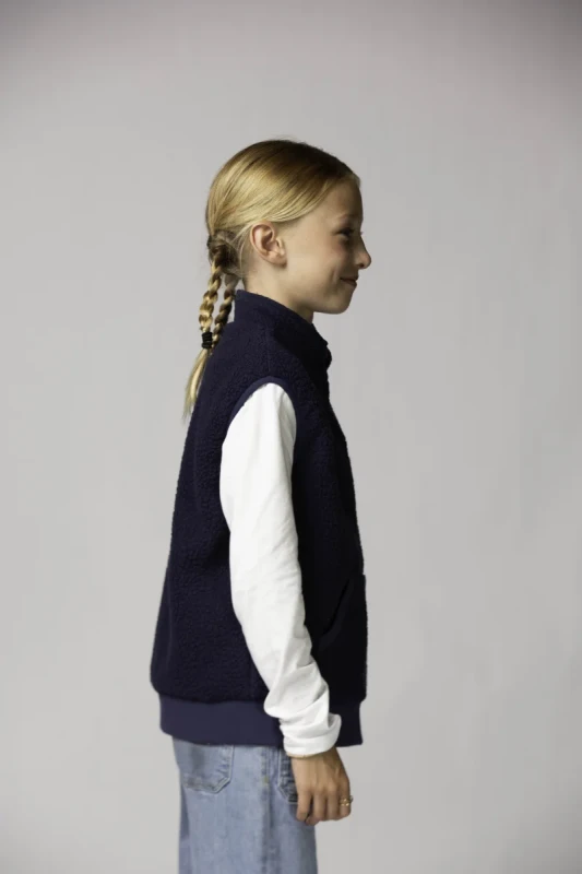 DD_AW25_Fleece Bodywarmer_dark blue_Studio (8).webp