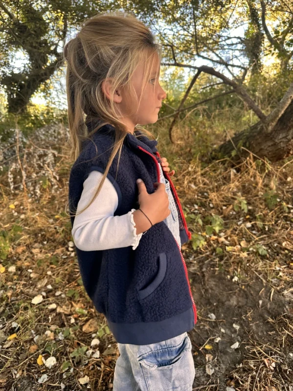 DD_AW25_Sherpa Fleece Bodywarmer_Dark Blue_Lifestyle (26).webp