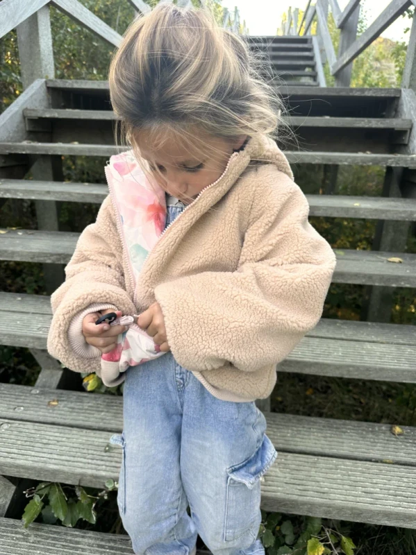 DD_AW25_Reversible Jacket_Bliss_Lifestyle (3).webp