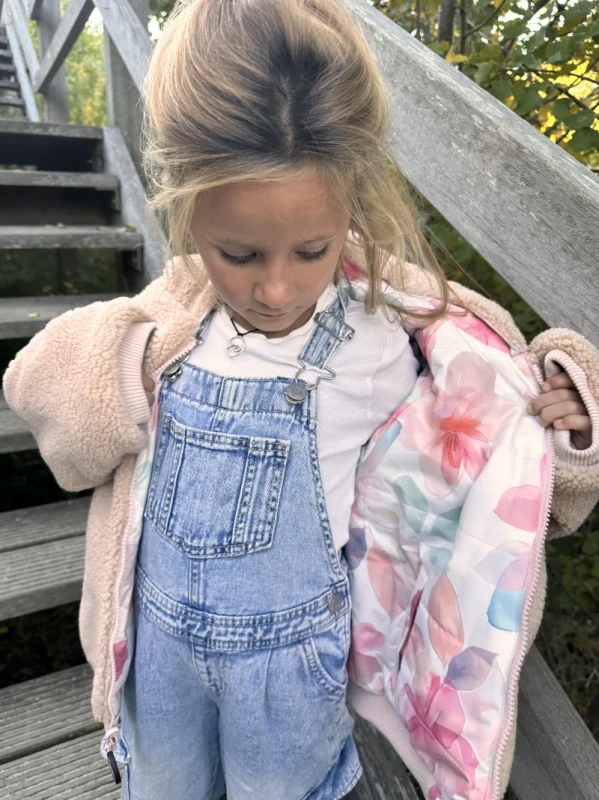 DD_AW25_Reversible Jacket_Bliss_Lifestyle (21).webp
