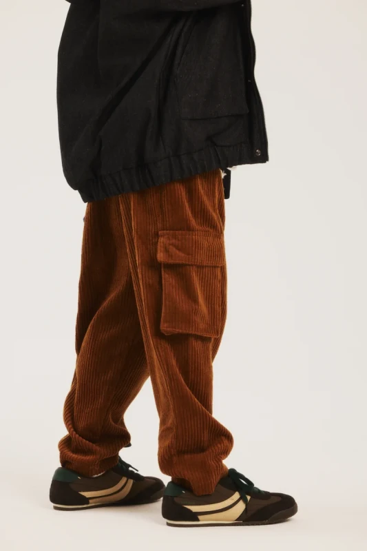 Luźne spodnie dziecięce BROWN CARGO PANTS – podwójna regulacja w pasie