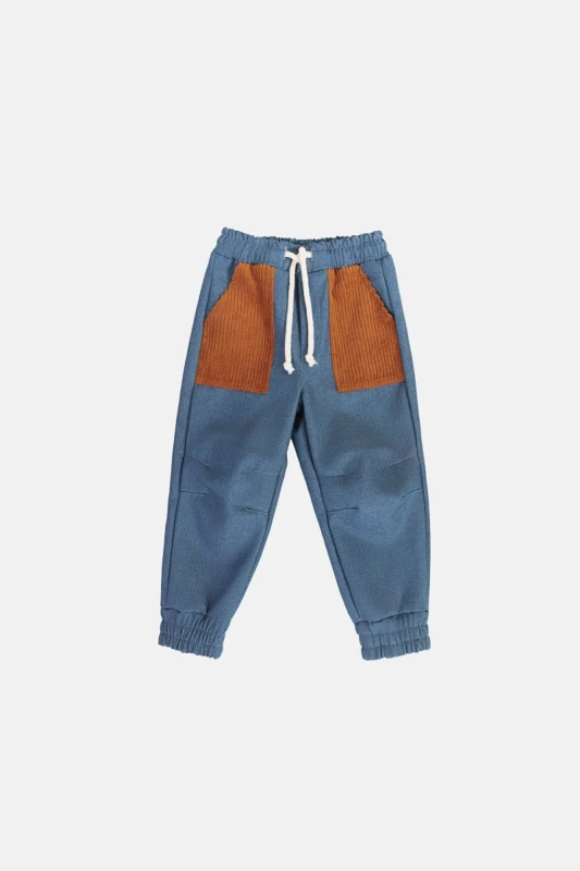 Spodnie dziecięce DENIM PANTS Minikid BLUE – przód spodni ze sztruksowymi kieszeniami
