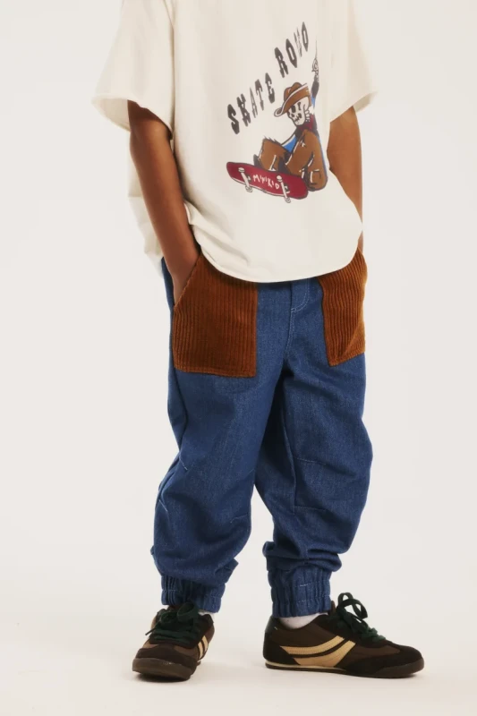 Spodnie Minikid DENIM PANTS BLUE – tył z kieszonkami ze sztruksem i naszywką