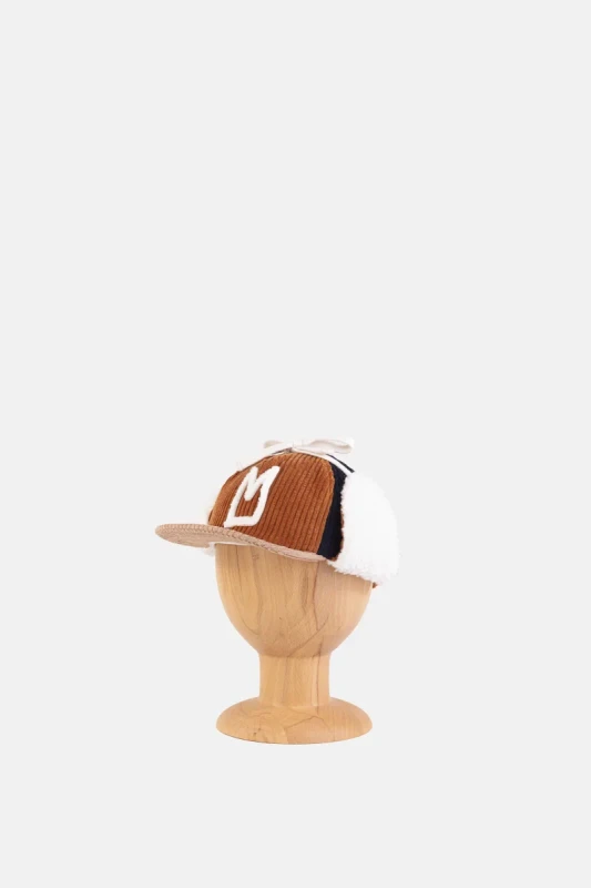 Czapka dziecięca BROWN PLUTO HAT – dwa sposoby noszenia i kremowy sznurek