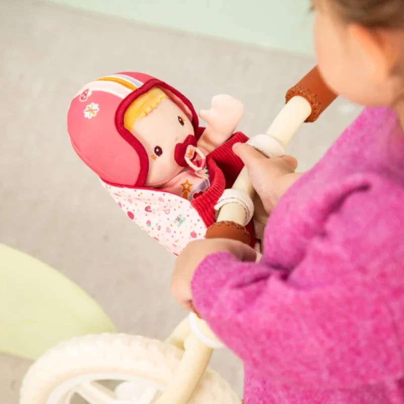 83633-5414834836332-Lilliputiens-Lalka-dzidziuś-w-foteliku-rowerowym-z-komforterem-i-kaskiem-Lena-18-m-plus- (14).webp