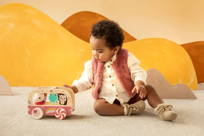83891-5414834838916-Lilliputiens-Drewniany-wózek-z-sorterem-do-ciągnięcia-Jednorożec-Lena-12-m-plus- (11).webp