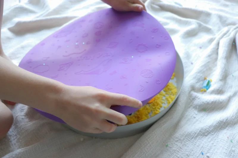 Jellystone-Tacka-sensoryczna-Play-Tray-2w1Lilac-kolor-fioletowy-polkabubu-6.webp