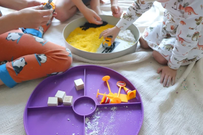 Fioletowa tacka sensoryczna Jellystone do piasku kinetycznego i wody