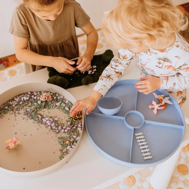 Jellystone-Tacka-sensoryczna-Play-Tray-Soft-Blue-2w1-pojemnik-niebieski-polkabubu-6.webp