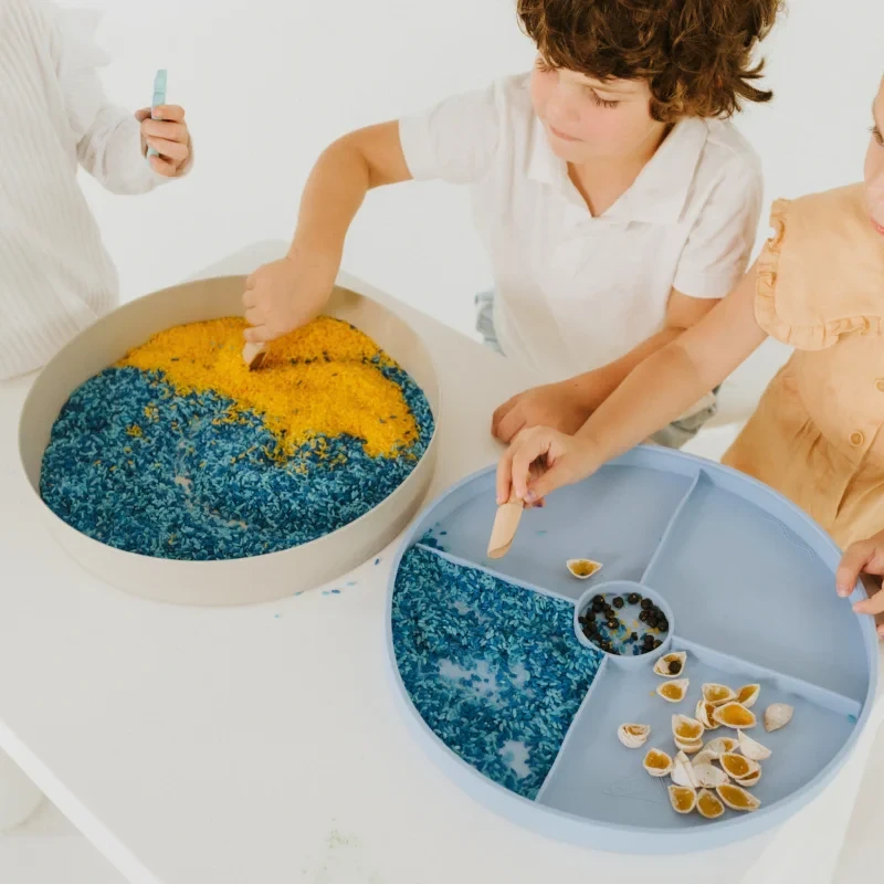 Jellystone-Tacka-sensoryczna-Play-Tray-Soft-Blue-2w1-pojemnik-niebieski-polkabubu-7.webp