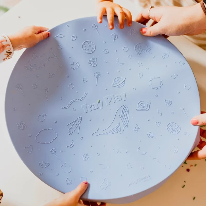 Jellystone-Tacka-sensoryczna-Play-Tray-Soft-Blue-2w1-pojemnik-niebieski-polkabubu-8.webp