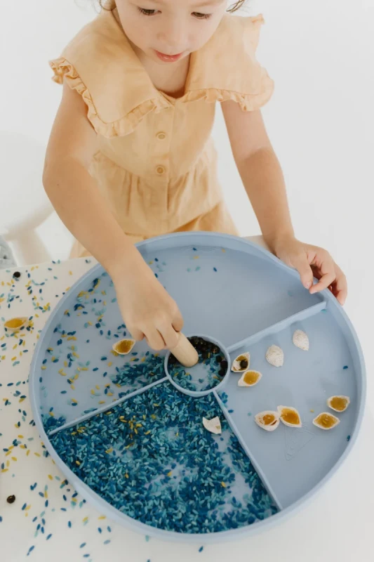 Niebieska tacka sensoryczna Jellystone do piasku kinetycznego i wody
