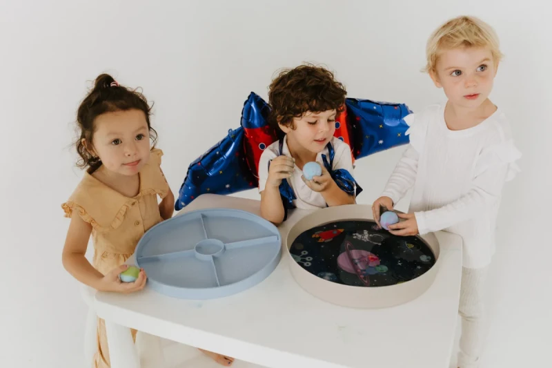 Jellystone-Tacka-sensoryczna-Play-Tray-Soft-Blue-2w1-pojemnik-niebieski-polkabubu-10.webp