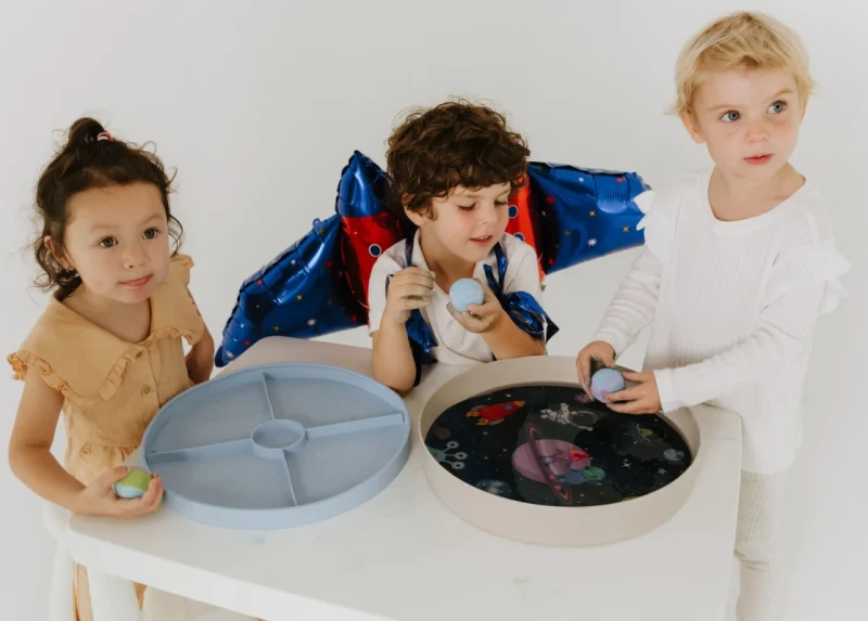 Jellystone-Tacka-sensoryczna-Play-Tray-Soft-Blue-2w1-pojemnik-niebieski-polkabubu-13.webp