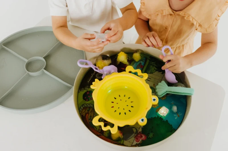 Jellystone-Tacka-sensoryczna-Play-Tray-Sage-2w1-pojemnik-kolor-zielony-polkabubu-6.webp