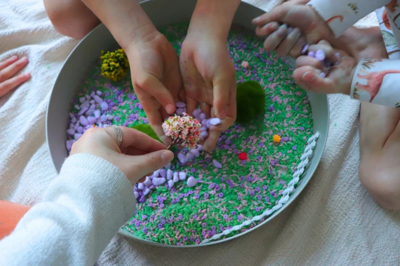 Jellystone-Tacka-sensoryczna-Play-Tray-Sage-2w1-pojemnik-kolor-zielony-polkabubu-8.webp