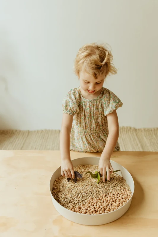 Jellystone-Tacka-sensoryczna-Play-Tray-Sage-2w1-pojemnik-kolor-zielony-polkabubu-15.webp