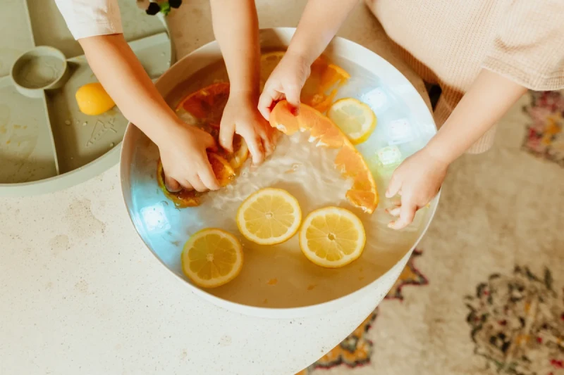 Jellystone-Tacka-sensoryczna-Play-Tray-Sage-2w1-pojemnik-kolor-zielony-polkabubu-17.webp