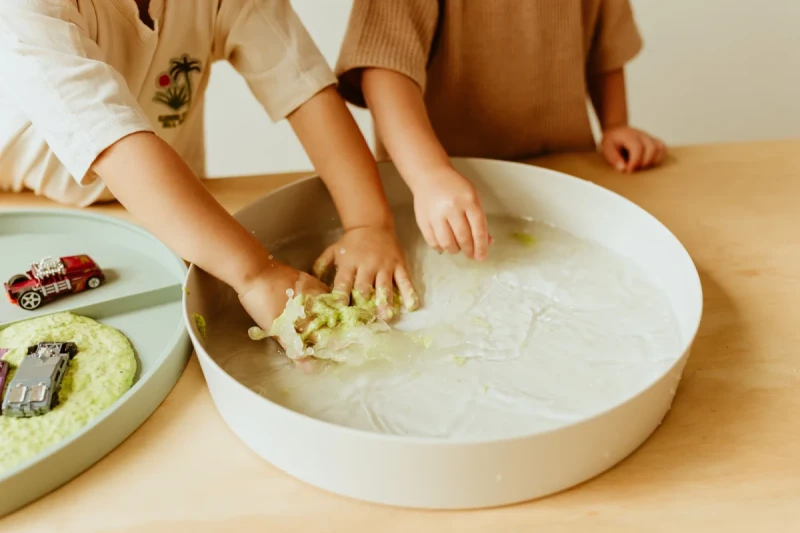Jellystone-Tacka-sensoryczna-Play-Tray-Sage-2w1-pojemnik-kolor-zielony-polkabubu-20.webp
