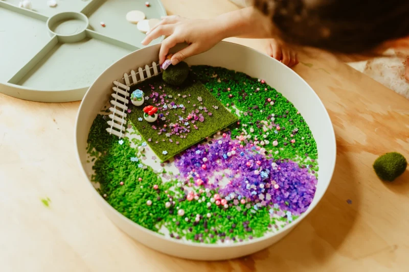 Jellystone-Tacka-sensoryczna-Play-Tray-Sage-2w1-pojemnik-kolor-zielony-polkabubu-21.webp