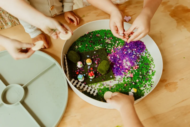 Jellystone-Tacka-sensoryczna-Play-Tray-Sage-2w1-pojemnik-kolor-zielony-polkabubu-22.webp