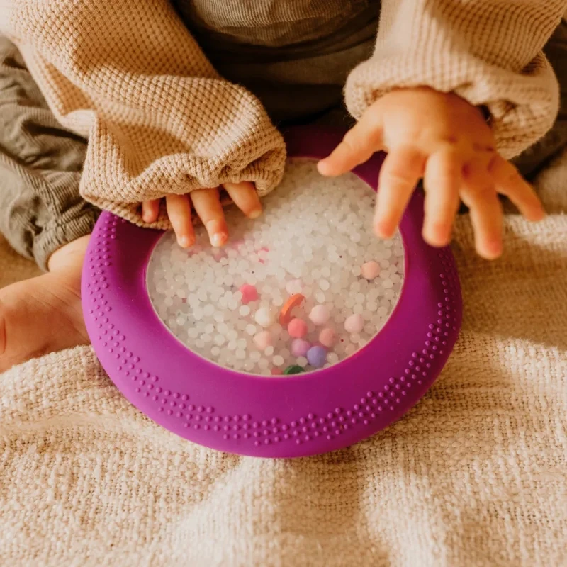 Jellystone-Sensoryczny-dysk-z-figurkami-A-Ku-Ku-Peekaboo-motyw-Galaktyka-polkabubu-9.webp