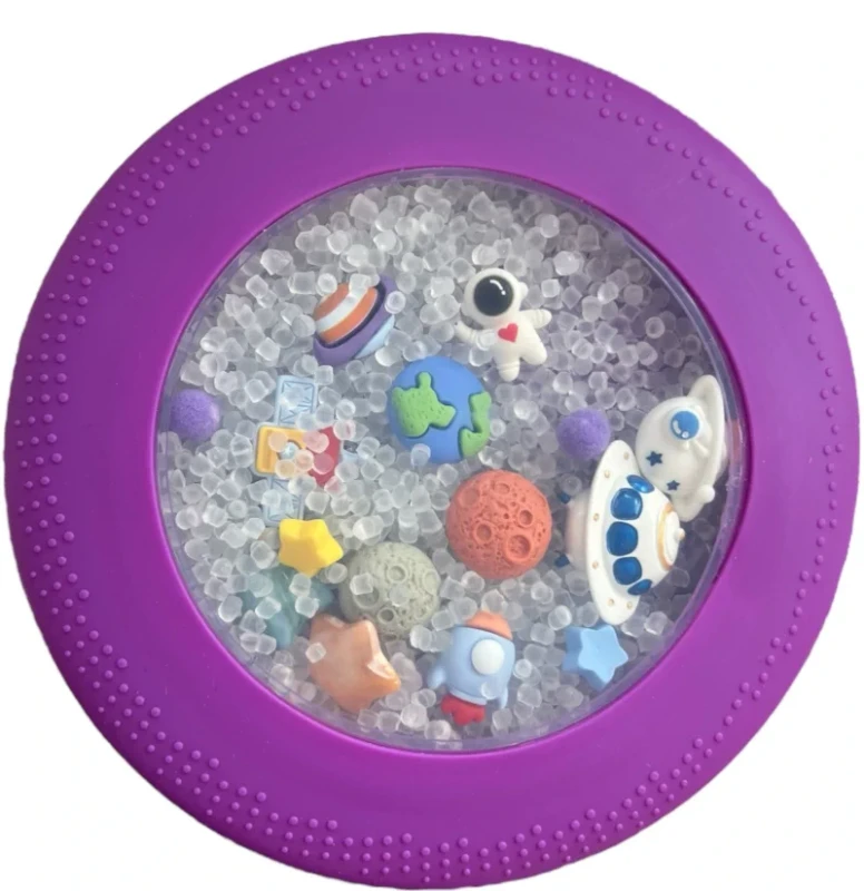 Jellystone-Sensoryczny-dysk-z-figurkami-A-Ku-Ku-Peekaboo-motyw-Galaktyka-polkabubu-15.webp