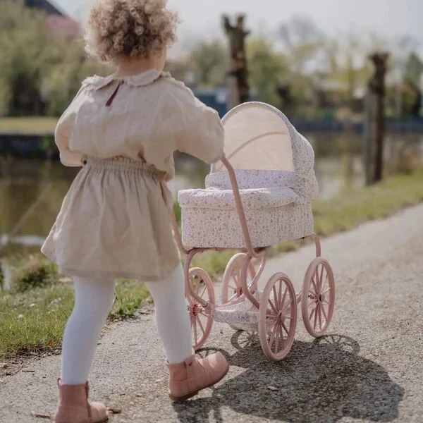 Little Dutch wózek dla lalek – rozwój przez zabawę