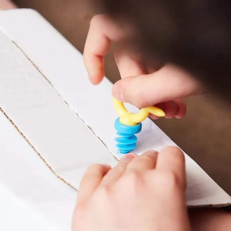 Elementy zestawu Makedo Play 17 el. – śrubki i mini narzędzie