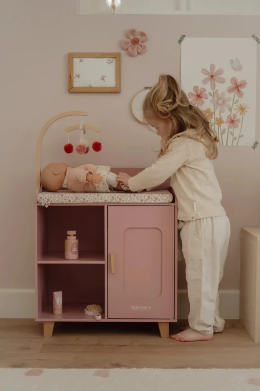 Drewniana komoda Little Dutch z akcesoriami do lalki