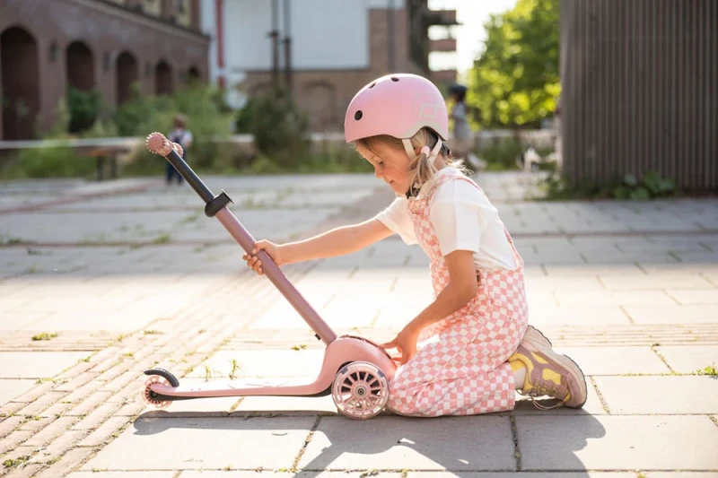 S00935-9120133009358-SCOOTANDRIDE-Highwaykick-3S-Hulajnoga-z-systemem-sterowania-2w1-i-kolkami-LED-skladana-3-Rose- (26).webp