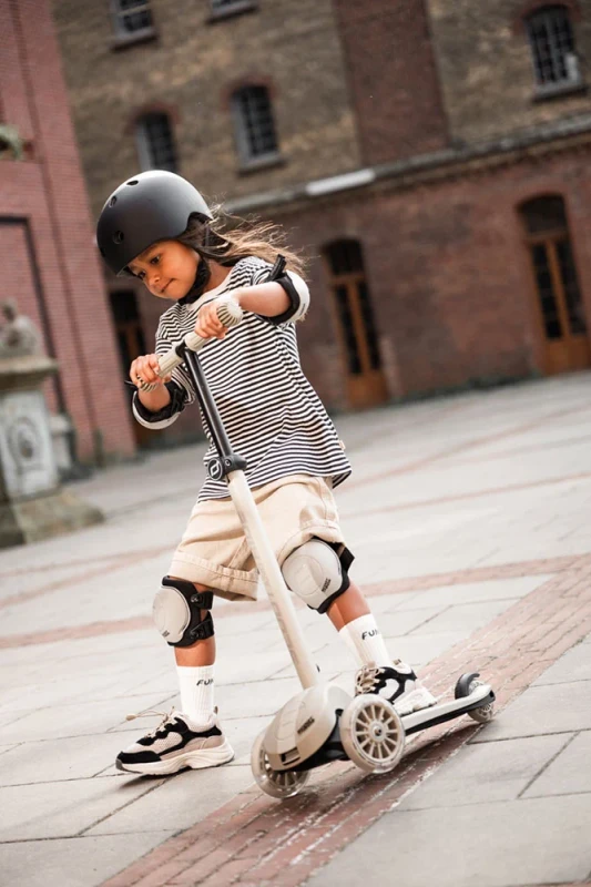 szara hulajnoga dla dzieci Scoot & Ride